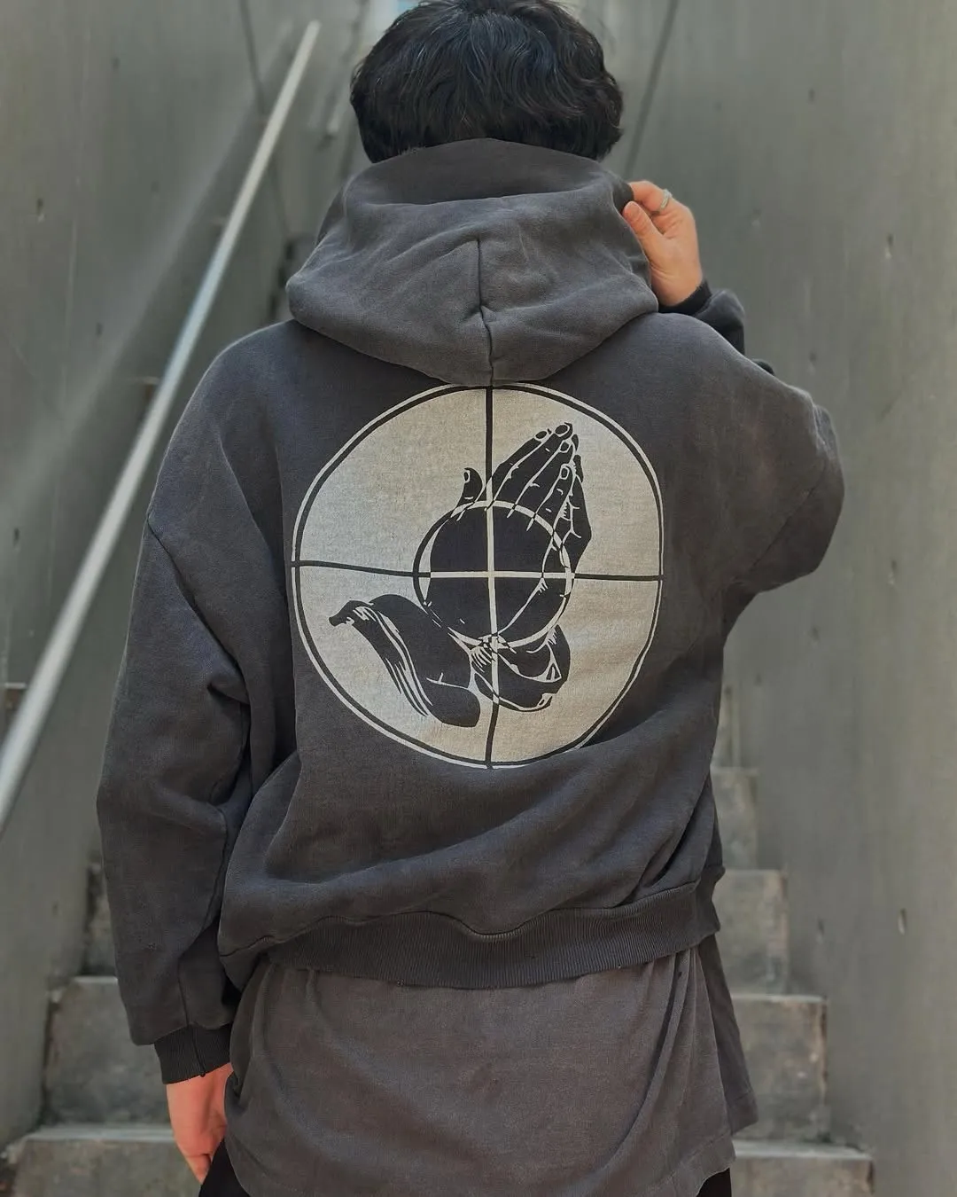 SAINT Mxxxxxx × FEAR OF GOD FG_HOODIE/SNT OF GOD/BLK FOG joint model ETERNAL praying crosshair distressed hoodie. Washed black S-XL. This season's popular super popular joint model. The original version is the same. Thin spring and summer fabrics. The upper body is comfortable. The BOXY version of the short fat wide shoulder line. Fashion darling wears it with a high-end feel. Heavy washing and water fading technology. The horse is repositioned. Excessive wear and damage graffiti treatment. Correct version FOG joint main mark/wash mark/little angel mark